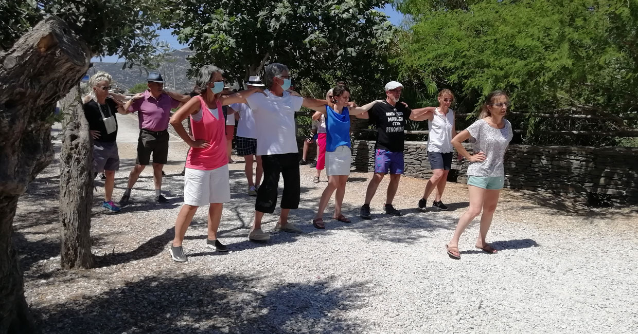 Greek folk dancing lessons in Sifnos