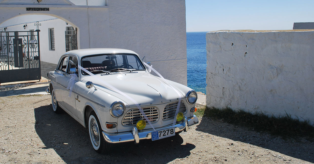 Limousine for the trasfer of the bride in Sifnos